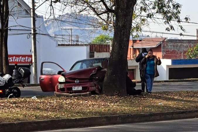 Mujer queda herida al chocar su auto contra un árbol, en Uruapan
