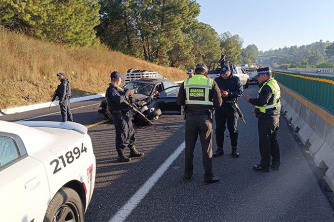 Auto choca contra muro de contención en la Siglo XXI; hay una persona ...