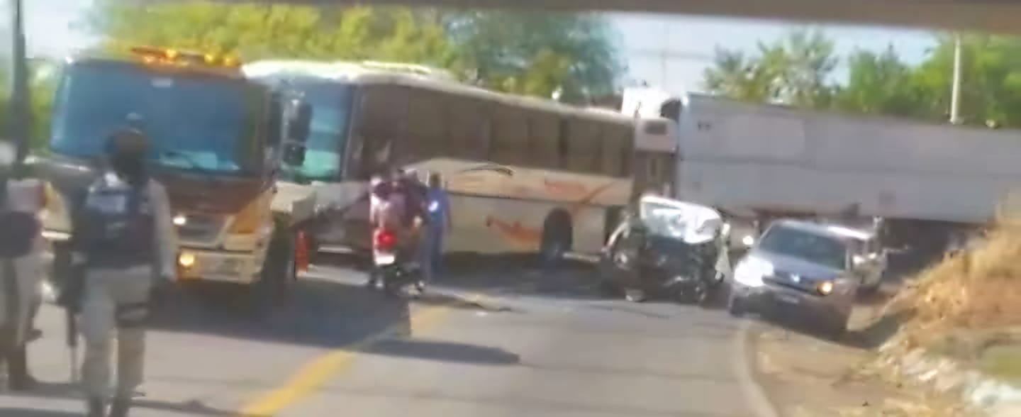 Camioneta choca contra autobús, en la carretera Uruapan-Lombardía; hay ...