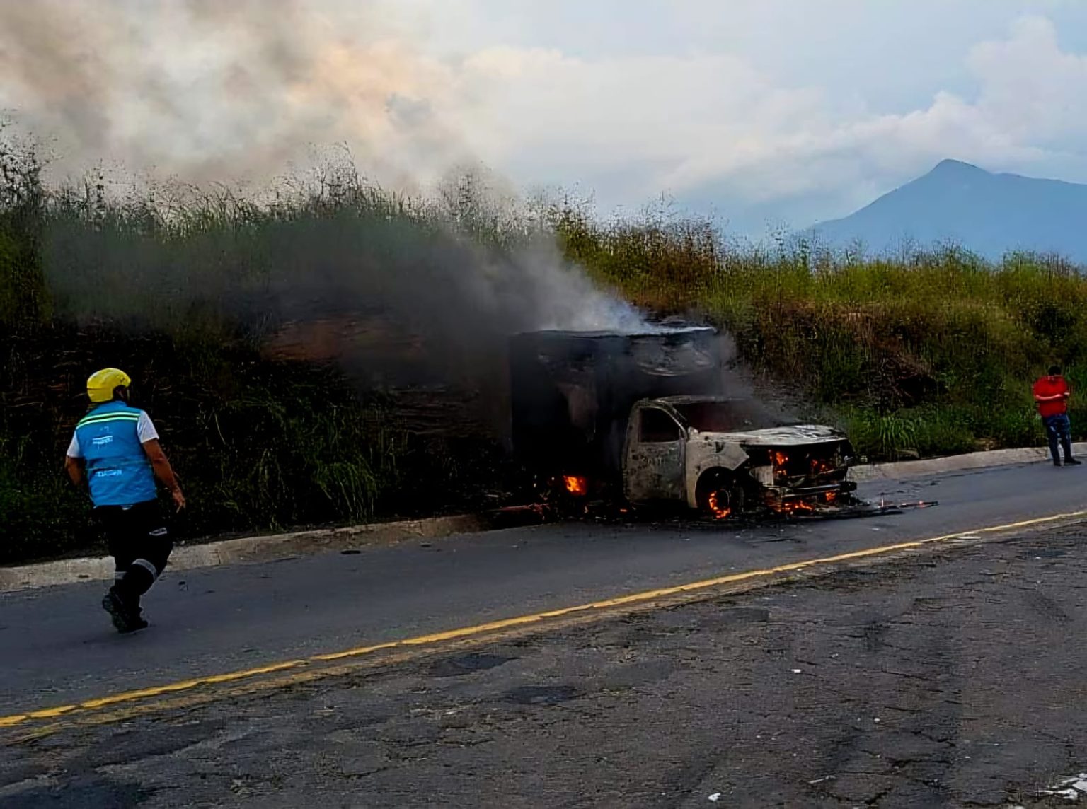 Camioneta de carga se incendia en la autopista Siglo XXI, en Taretan