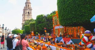 Altares tradicionales y flores de cempasúchil decorando las calles y plazas principales de Morelia durante la temporada de Día de Muertos.