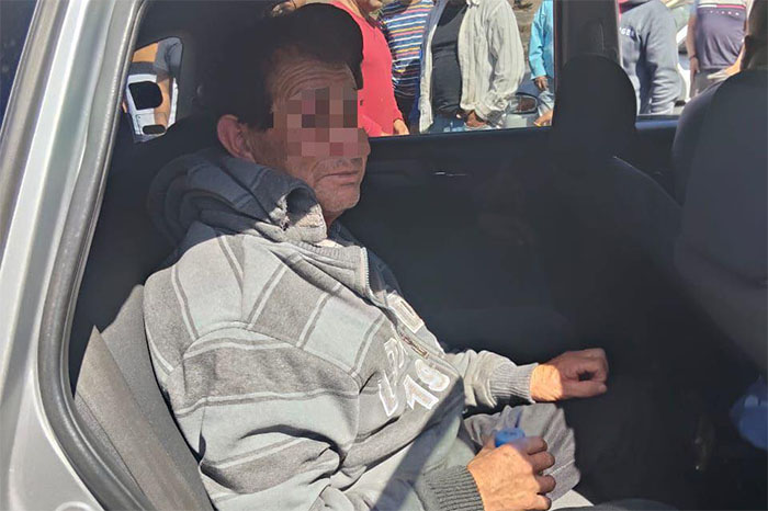 Agentes de la Guardia Civil atienden a adulto mayor localizado en Los Reyes