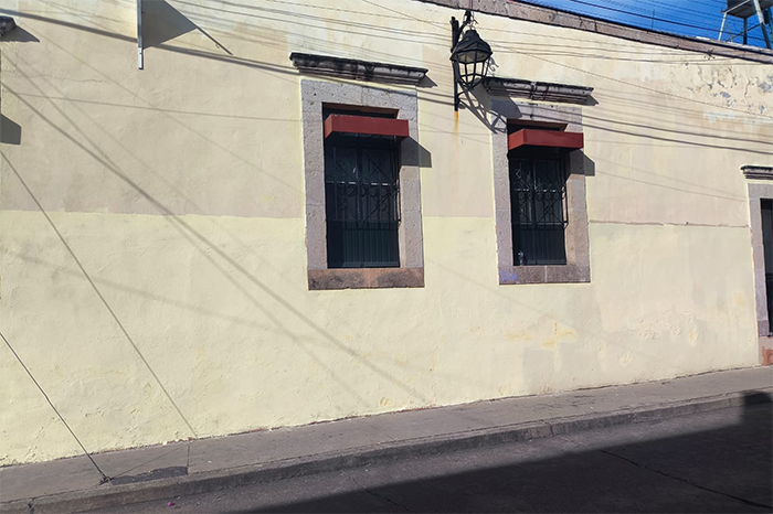 Fachada de inmueble histórico en el Centro de Morelia con grafiti ya cubierto tras sanción cívica