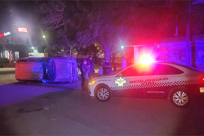 Camioneta Ford Explorer volcada en Apatzingán tras persecución por robo