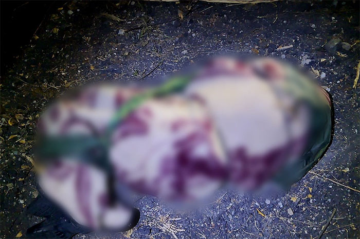 Escena del hallazgo de un cuerpo encobijado en zona rural de Apatzingán