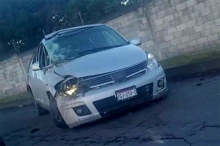 Fuerte volcadura de auto Nissan Tiida en el Libramiento Oriente de Uruapan