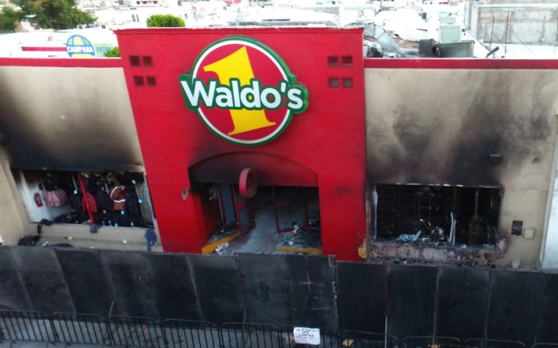 Fachada o escena tras el incendio en la tienda Waldos de Hermosillo Sonora