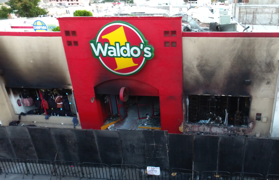 Fachada o escena tras el incendio en la tienda Waldos de Hermosillo Sonora