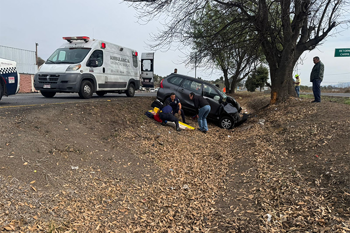 Paramédicos atienden choque en avenida Francisco J. Mújica y salida a Pátzcuaro