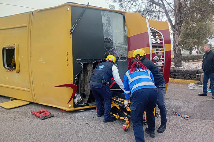 Accidente y volcadura de camión de pasajeros en glorieta de Tres Marías Morelia
