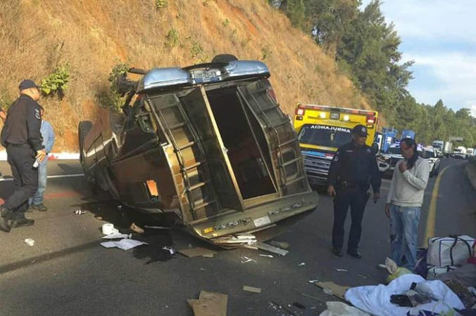 Volcadura de una camioneta en la Autopista Siglo XXI deja una persona ...