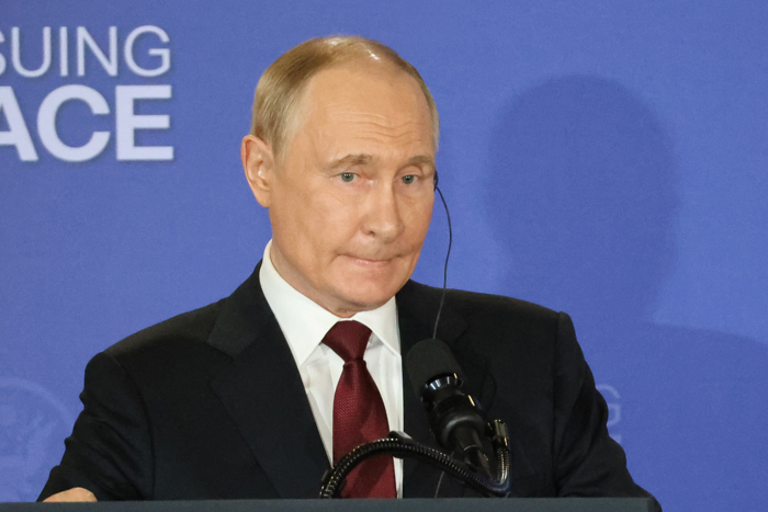 Interfaz de Telegram con advertencia de bloqueo en Rusia y logo de Roscomnadzor.