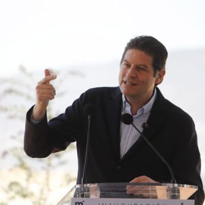 Alfonso Martínez Alcázar en la inauguración de la avenida Amalia Solórzano.