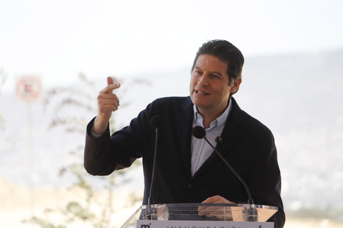 Alfonso Martínez Alcázar en la inauguración de la avenida Amalia Solórzano.