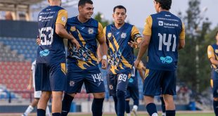 Jugadores del Atlético Morelia-UMSNH celebrando un gol en el campo de futbol.