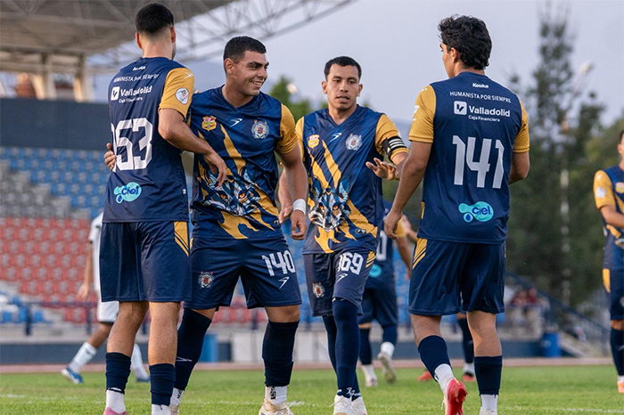 Jugadores del Atlético Morelia-UMSNH celebrando un gol en el campo de futbol.