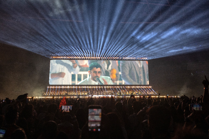 Bad Bunny durante su actuación en la Super Bowl 2026 antes de viajar a su gira en Australia.