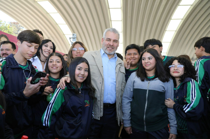 El gobernador Alfredo Ramírez Bedolla durante el lanzamiento del programa Data en el Cecytem de Capula.