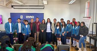 Autoridades del Cobaem y la UVAQ firmando convenio de becas para estudiantes.
