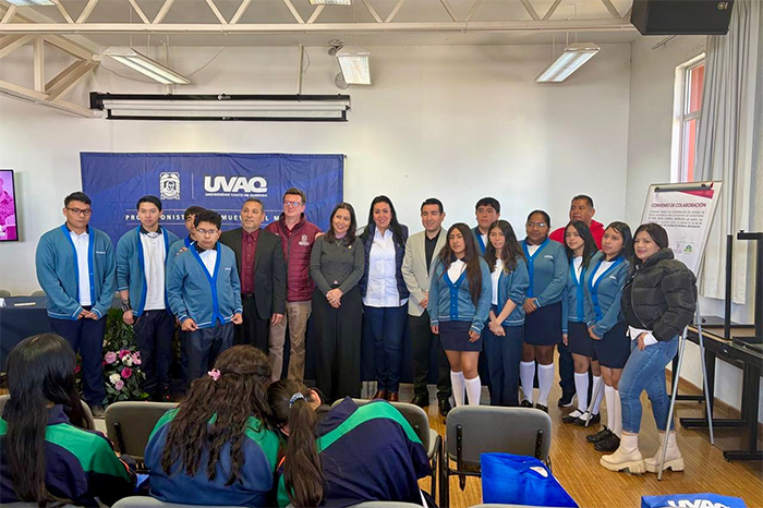 Autoridades del Cobaem y la UVAQ firmando convenio de becas para estudiantes.