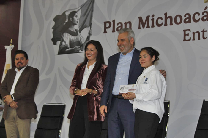 Gobernador Alfredo Ramírez Bedolla entregando tarjeta de beca a estudiante del Tec de Morelia.