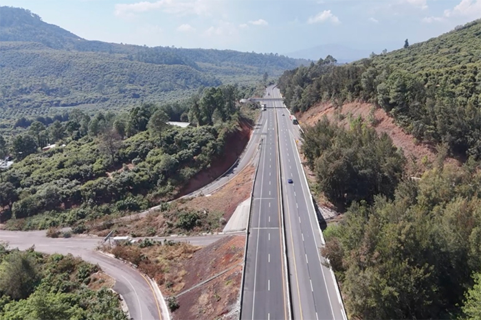 Obras de ampliación a cuatro carriles en la Autopista Pátzcuaro-Uruapan, Michoacán.