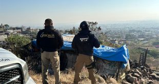 Agentes de la Fiscalía de Michoacán y Policía de Morelia custodiando un inmueble durante un cateo.