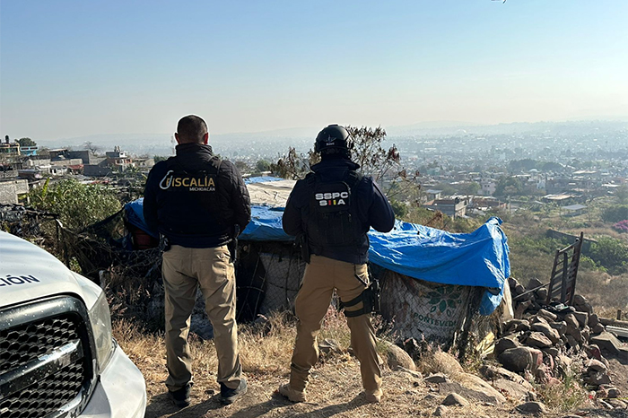 Agentes de la Fiscalía de Michoacán y Policía de Morelia custodiando un inmueble durante un cateo.