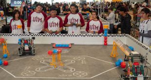 Estudiantes de la UTM con su robot ganador del pase al Mundial.