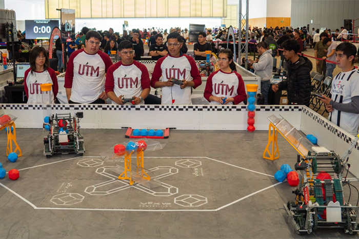 Estudiantes de la UTM con su robot ganador del pase al Mundial.
