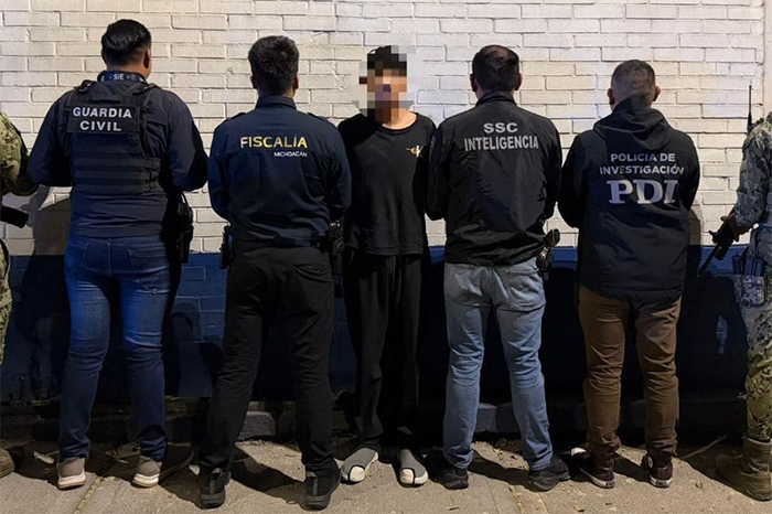 Agentes de la FGE y autoridades de la CDMX trasladando a Dilan Kaled “N” tras su detención por homicidio.