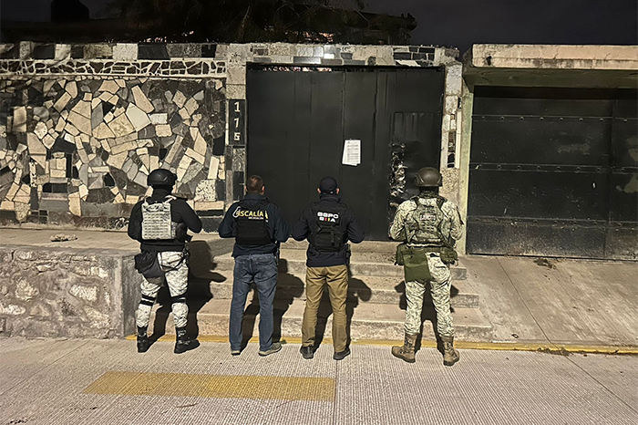 Elementos de la FGE y Guardia Nacional resguardando un inmueble en Morelia durante un cateo.