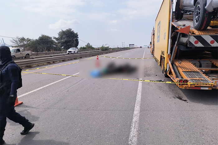 Escena de un accidente vial en la Autopista Siglo XXI con presencia de autoridades.
