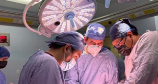 Personal médico de la Secretaría de Salud de Michoacán durante un acto de reconocimiento a familias donantes de órganos