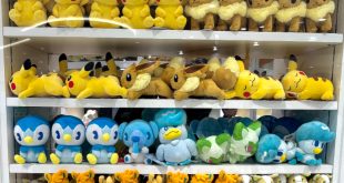 Logotipo oficial del 30 aniversario de Pokémon con Pikachu y elementos de la región de Kanto.