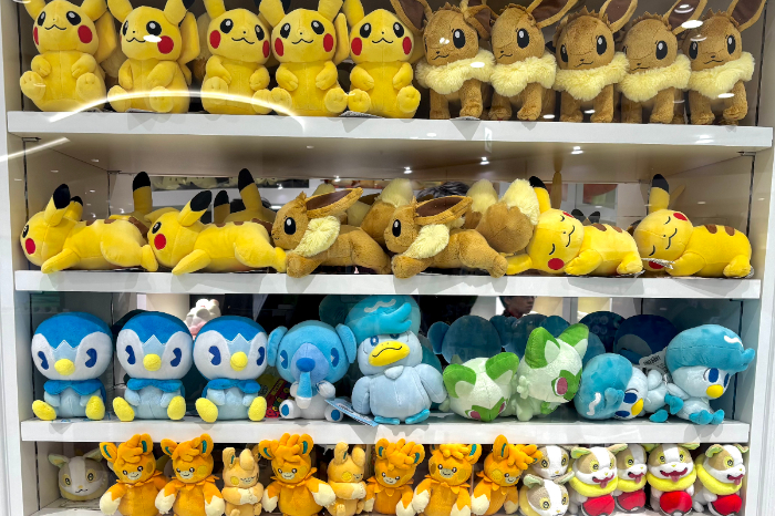 Logotipo oficial del 30 aniversario de Pokémon con Pikachu y elementos de la región de Kanto.