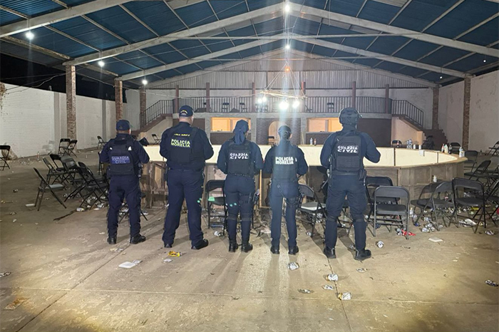 Elementos de la Guardia Civil afuera de un inmueble asegurado en la tenencia de Tiripetío.