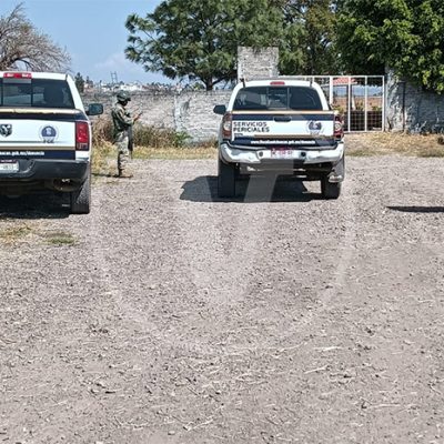 Peritos de la USPEC y policías resguardando la calle 5 de Febrero en la colonia Gertrudis Sánchez.
