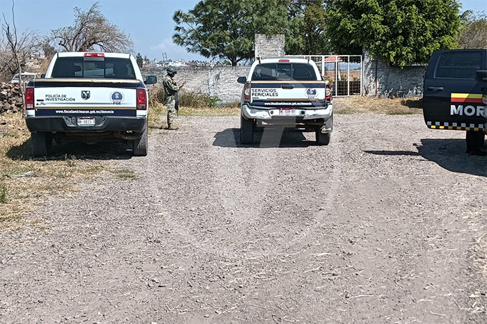 Peritos de la USPEC y policías resguardando la calle 5 de Febrero en la colonia Gertrudis Sánchez.