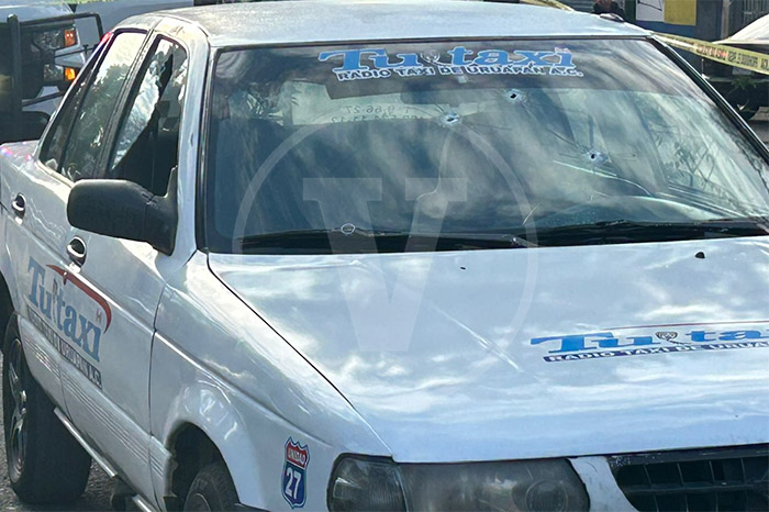Taxi baleado en la Calzada Benito Juárez de Uruapan Michoacán