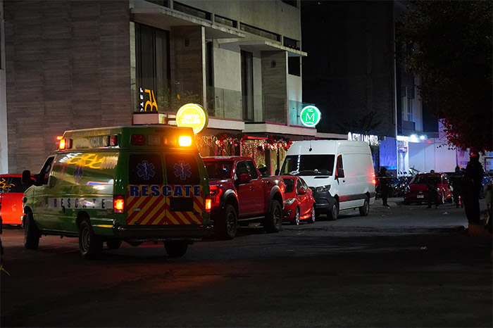 Escena del crimen frente al bar The Madison en Zamora Michoacán