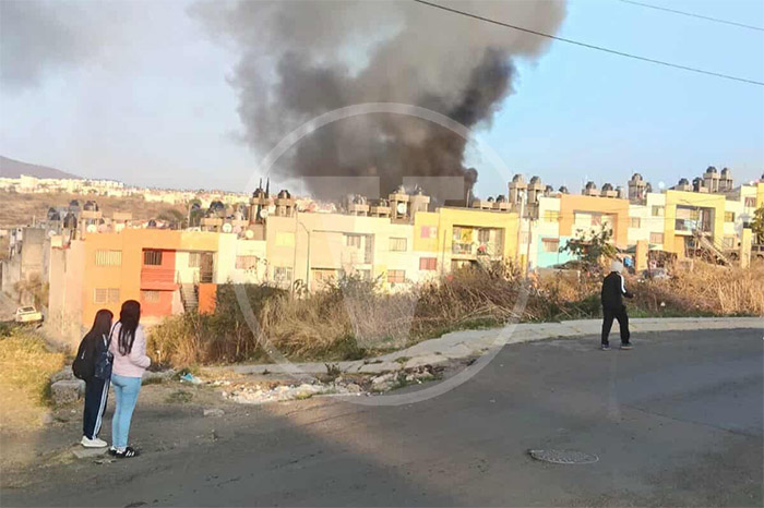 Bomberos de Tarímbaro combaten incendio en el fraccionamiento Hacienda del Sol.