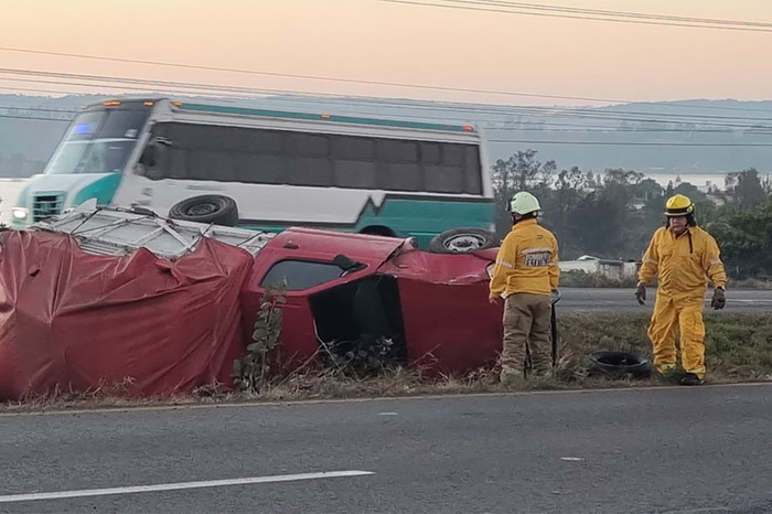 Camión cargado con bultos de yeso volcado en el Ramal Camelinas Morelia