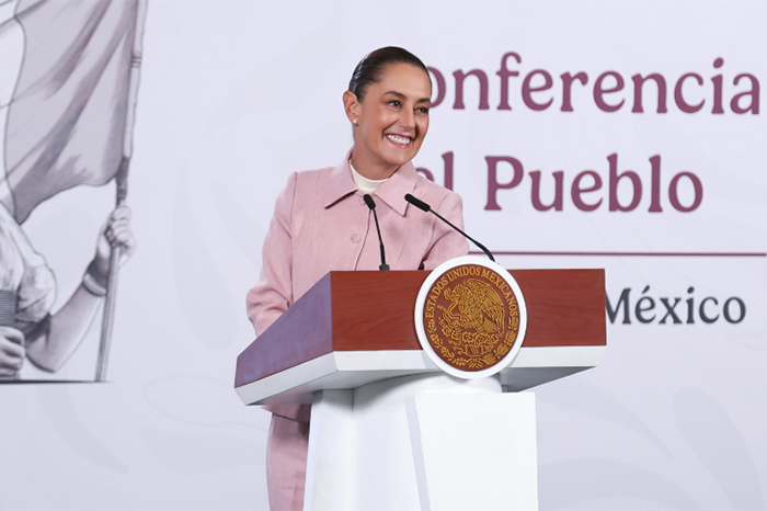 Claudia Sheinbaum y Mario Delgado durante la conferencia mañanera en Morelia.