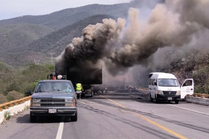 Bomberos combaten incendio de tráiler en autopista Siglo XXI kilómetro 258