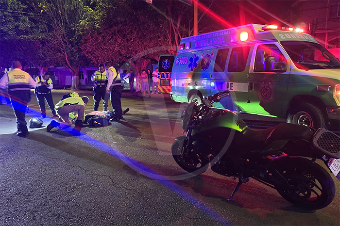 Paramédicos de Rescate atendiendo a un motociclista herido en una avenida de Zamora.