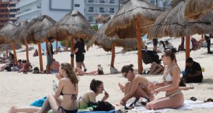Turistas disfrutando de las playas de Cancún y Playa del Carmen con normalidad.