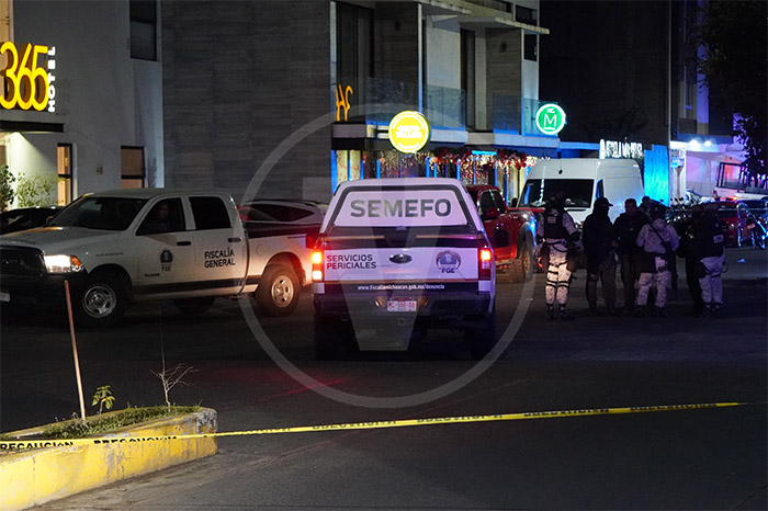 Escena del crimen afuera del bar The Madison en Zamora Michoacán