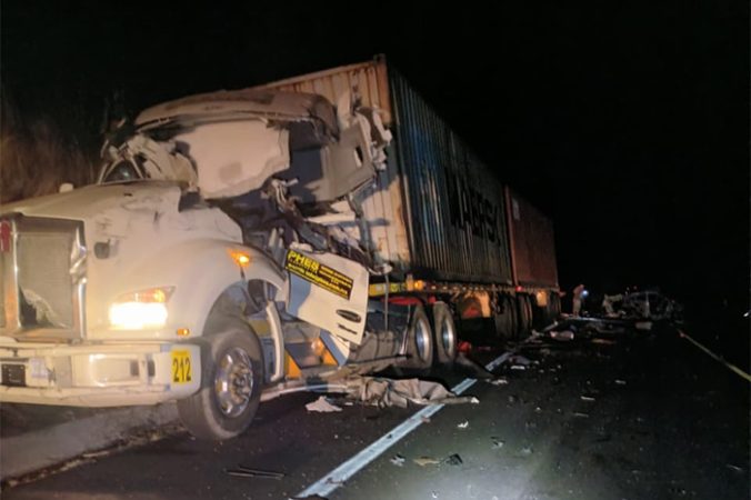 Choque múltiple en la Siglo XXI deja un muerto y un herido