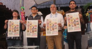 Maestros artesanos de Michoacán mostrando piezas de cobre martillado y textiles en Pátzcuaro.